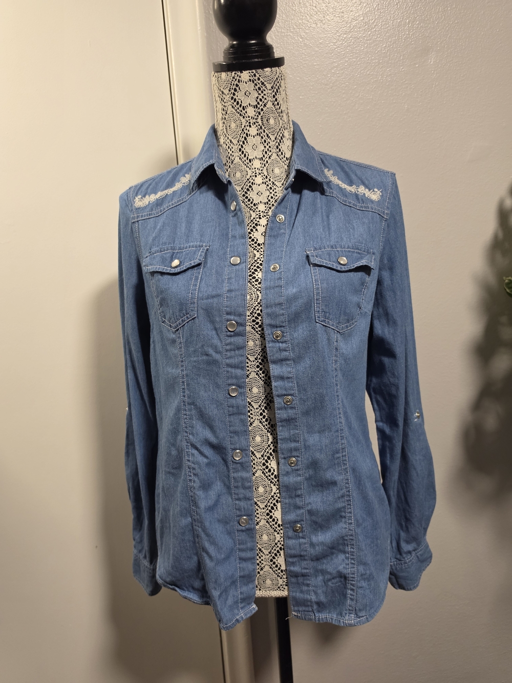 Canyon River Blues Women’s S 100% Cotton Chambray, Floral Embroidery, Pearl Snap